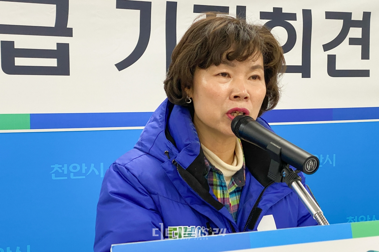 박양숙 더불어민주당 천안병 국회의원 예비후보가 6일 천안시청 브리핑실에서 기자회견을 갖고 있다.