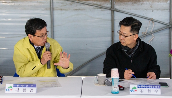 11일 김돈곤 군수가 청양을 방문한 김현수 농림축산식품부장관에게 장평지구와 인양지구 재해예방 사업계획을 전달했다.