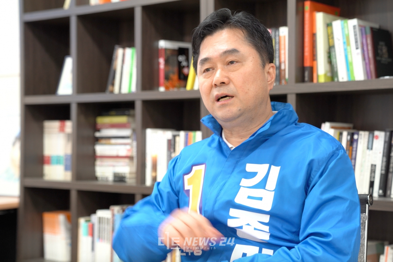 더불어민주당 김종민 의원은 11일 민주당의 비례연합정당 합류가 불가피할 것이라고 밝혔다.