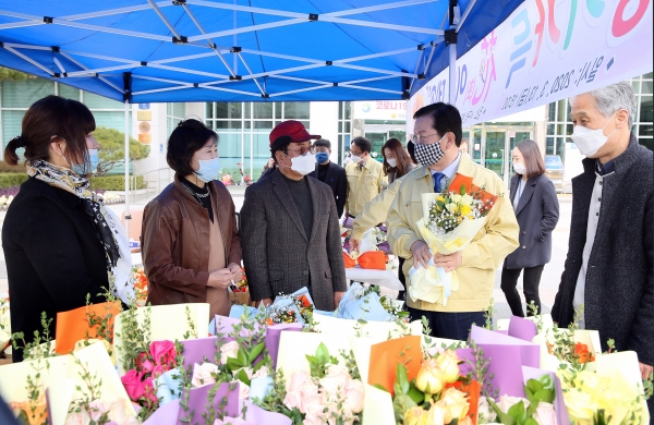 대전 서구는 지난 13일 화이트데이 전날 서구청 광장에서 가까운 사람과 마음을 전하고 싶은 사람에게 꽃을 선물하기 위한 ‘향기가득 花이트 데이’ 행사를 개최했다