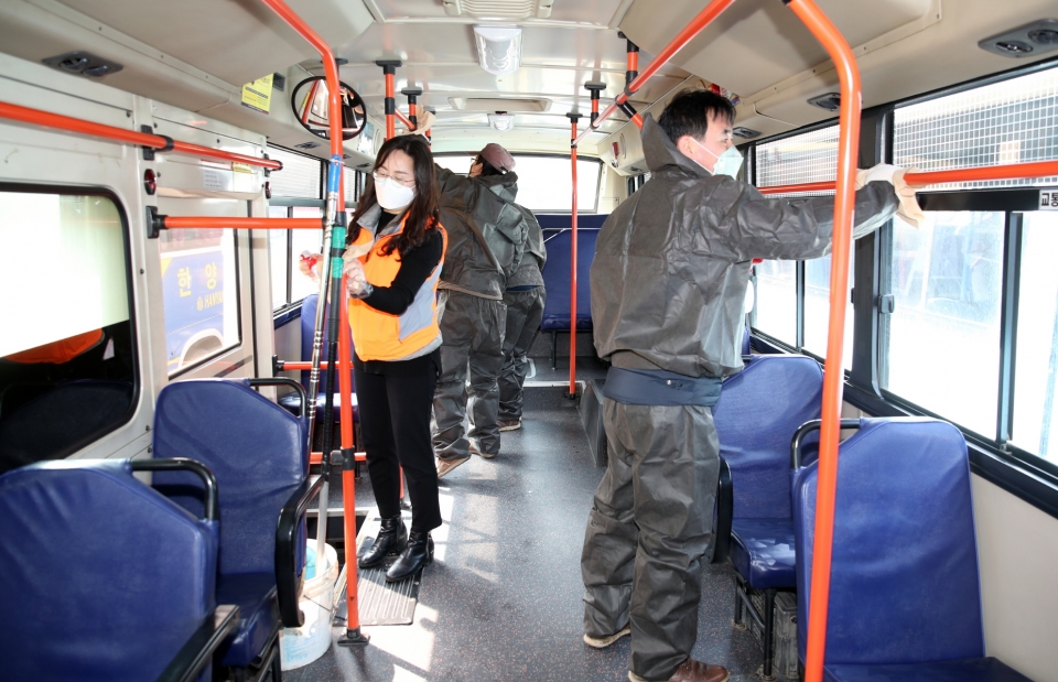 태안군 단체 100여명의 회원들이 버스내 방역활동 펼치고 있다.