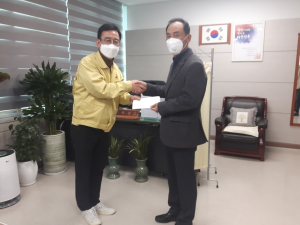 지난 23일 복수동 소재 한승열 정우마트 대표(오른쪽)가 복수동 행정복지센터에 코로나19 극복을 위한 성금 이천만 원을 후원했다