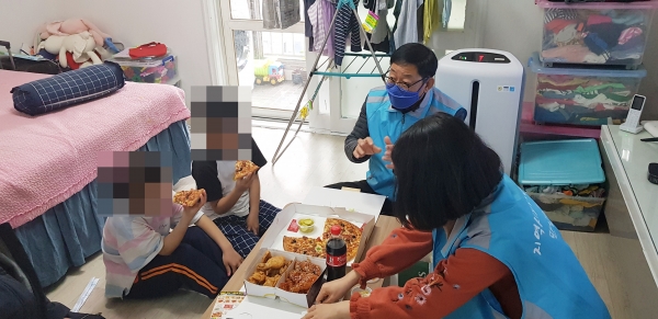 판암2동 직원들이 설렘쿠폰으로 바꾼 배달음식을 전달하고 있다.