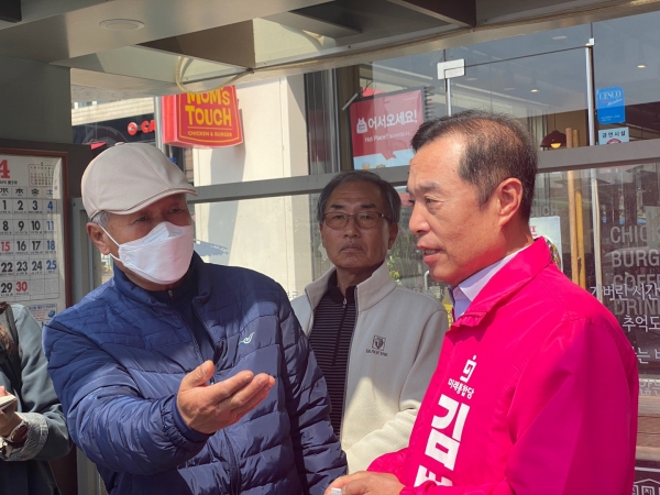 세종을 미래통합당 김병준 후보가 조치원역을 찾아 시민들과 대중교통 인프라 개선 의견을 듣고 있다.