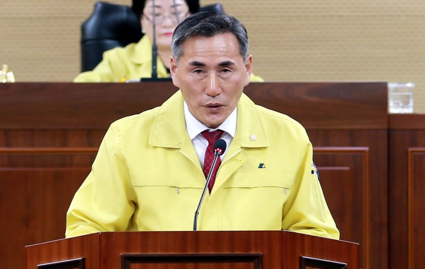 5분 발언을 통해 지역화폐를 공직자 급여로 지급할 것을 제안하는 청양군의회 김종관 의원.