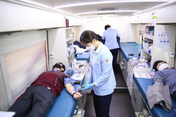 대전지방국세청 직원들이 헌혈을 하고 있는 장면. 대전지방국세청 제공.