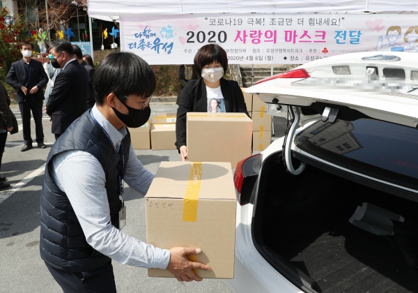 6일 유성구노인복지관에서 행사 관계자들이 사회복지시설 등에 보낼 면 마스크를 차량에 싣고 있다.