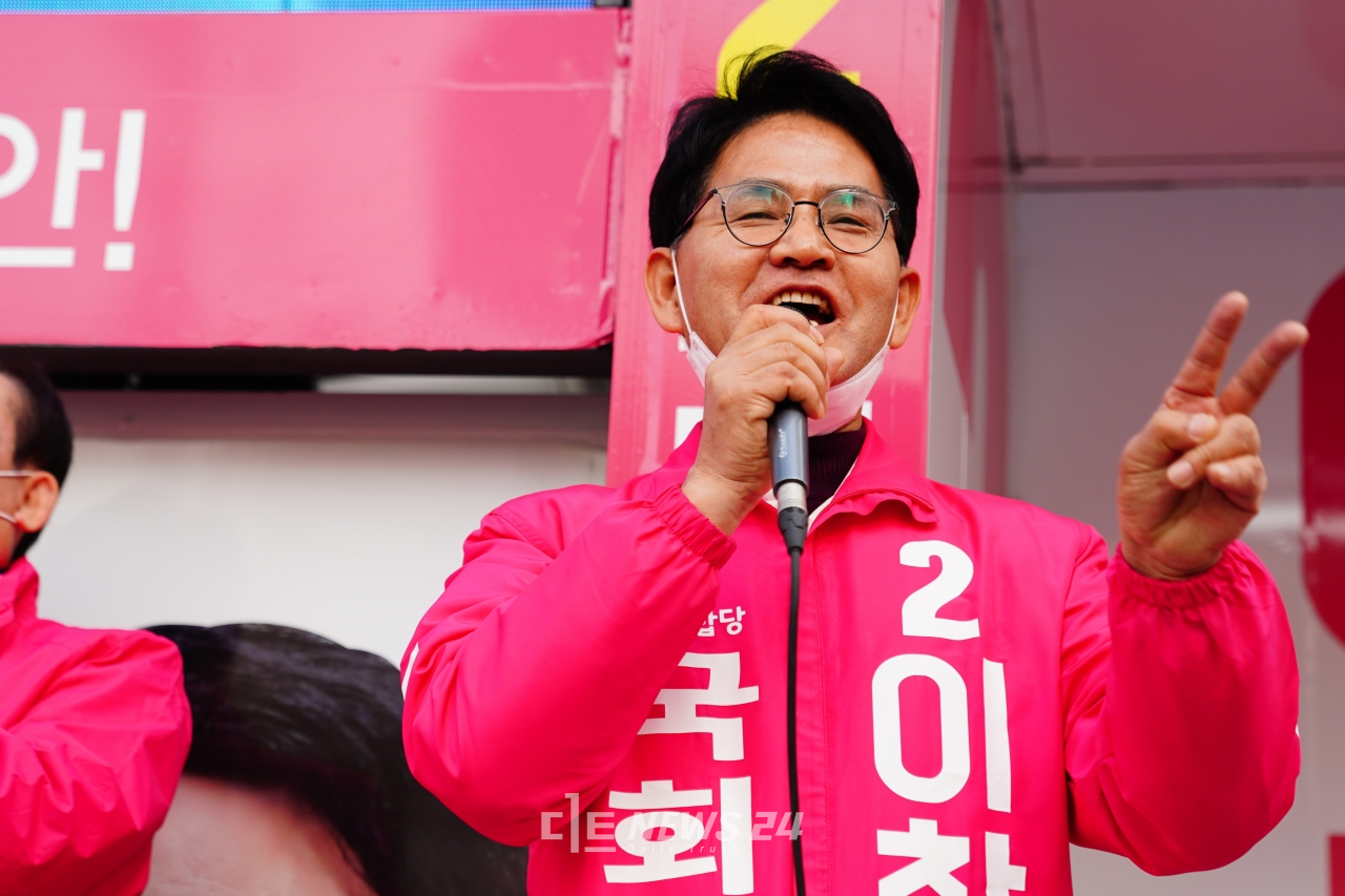 이창수 미래통합당 천안병 국회의원 후보가 6일 천안 쌍용동 롯데마트 네거리서 지지유세를 펼치고 있다.