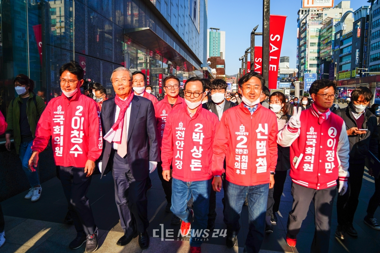 김종인 위원장과 천안지역 후보들이 8일 천안 신세계백화점 충청점 앞을 함께 걷고 있다.