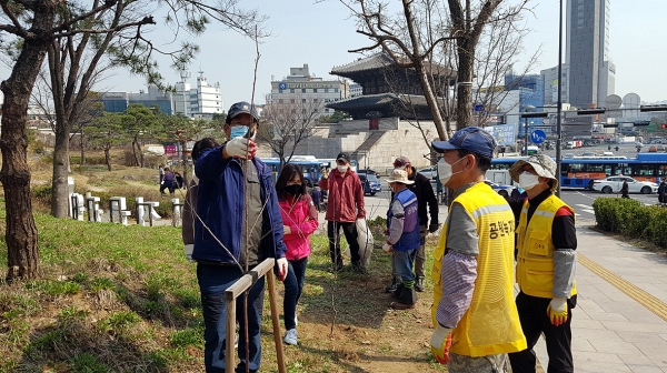 지난해 서울시 종로구 성곽공원에 조성된 예산 사과나무길의 사과전정 교육 모습.