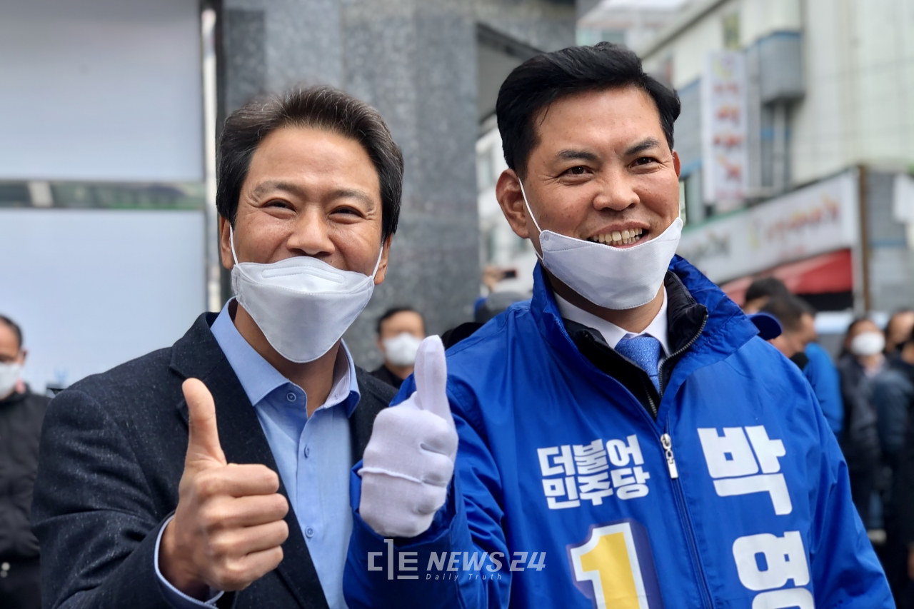 임종석 전 청와대 비서실장이 10일 오후 대전을 방문해 박영순 대덕구 후보 지원유세를 벌였다.