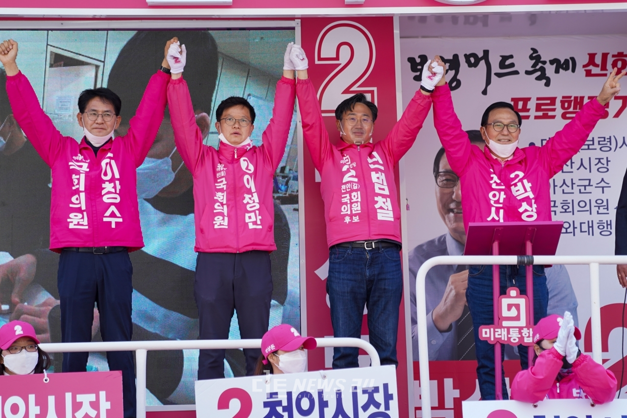 미래통합당 천안지역 후보들이 공식선거운동 마지막 날인 14일 ‘인물론’과 ‘정권 심판론’을 강조하며 막판 표심잡기에 나섰다.