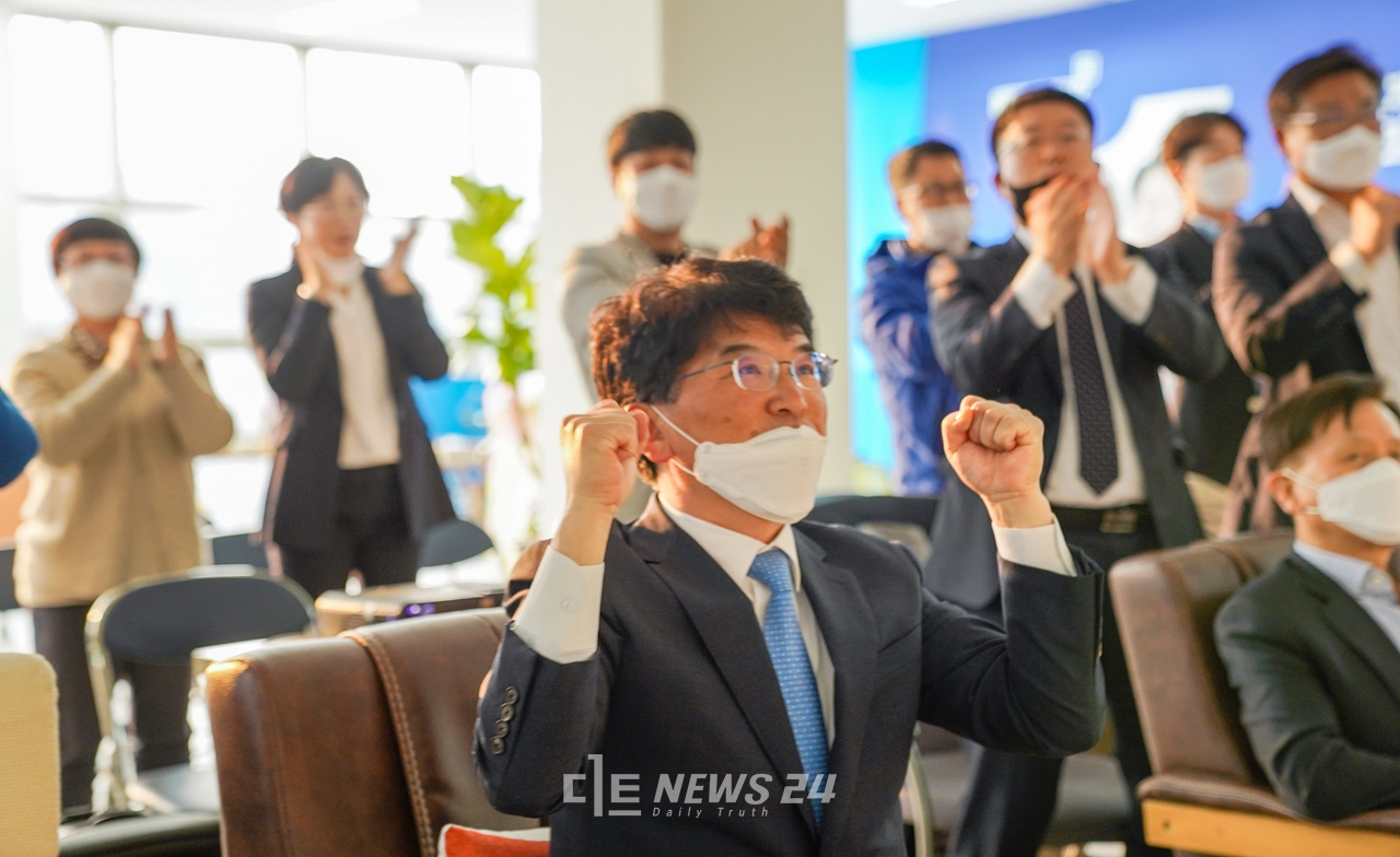 박완주 민주당 천안을 국회의원 후보가 방송사 출구조사 결과 당선 유력이 예측되자 환호하고 있다.