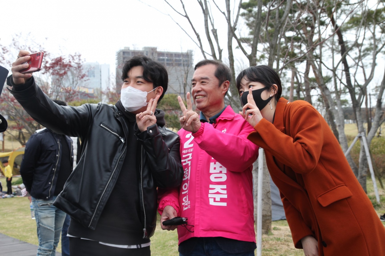 김병준 미래통합당 후보가 선거유세 중 지지자들과 함께 기념 사진을 찍고 있다.