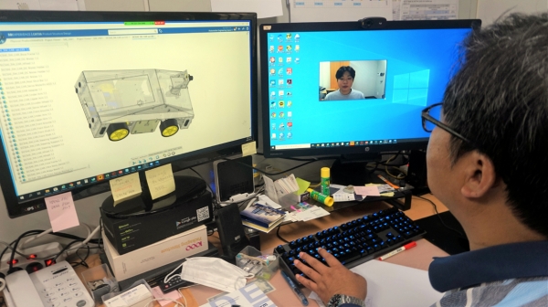 선문대 스마트자동차공학부 이경순 교수가 학생의 디자인 설계 제품에 대해 온라인으로 지도해주고 있다.