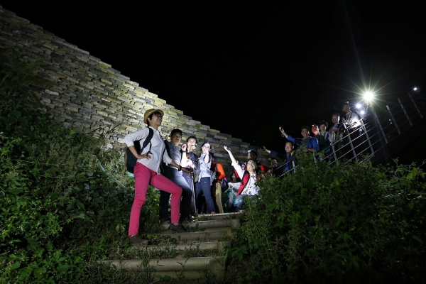 계족산 야간 트레킹 참가자들 모습
