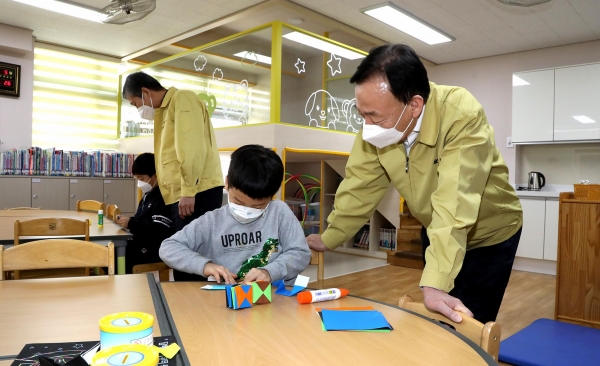 사진=지난 3월 5일 설동호 대전교육감 및 관계자들이 대전 서구 한 초등학교의 긴급돌봄교실을 방문한 모습(대전교육청)