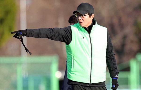 황선홍 대전하나시티즌 감독이 경기장에서 선수들을 지도하는 모습.