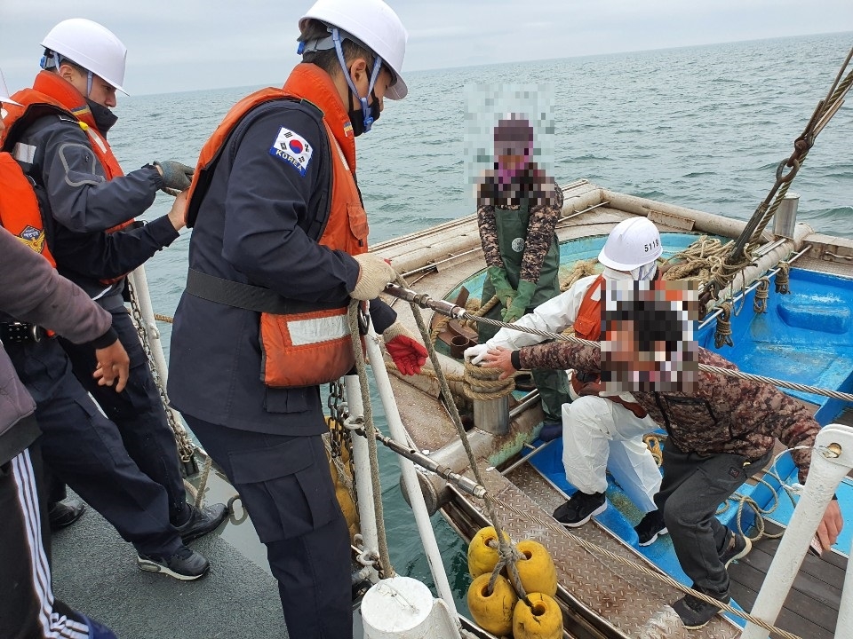 보령해양경찰서는 4일 보령시 외연도 인근 해상에서 불법체류 선원 3명을 검거했다고 밝혔다.