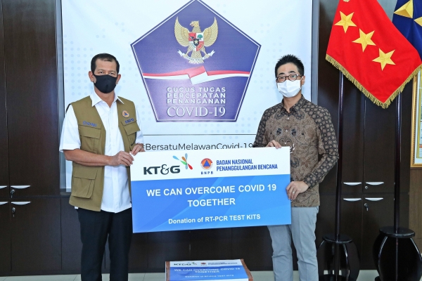 KT&G가 인도네시아 정부에 코로나19 진단키트 지원했다. 코로나19 진단키트 전달식 현장 사진.