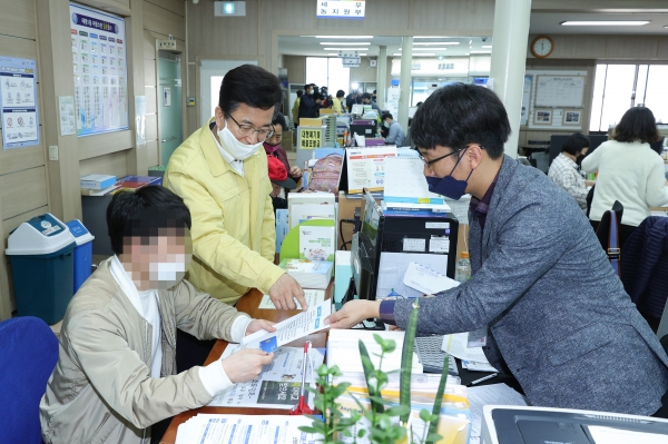 사진=지난 4월 13일 허태정 대전시장이  ‘대전형 긴급재난생계지원금’ 첫 지급 현장을 방문했다.