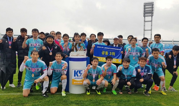 대전지역 생활체육 축구팀인 위너스타가 지난해에 이어 올해에도 FA컵에 출전한다. 사진은 지난해 11월 K5리그 전국 왕중왕전에서 3위를 차지할 당시 위너스타 선수들 모습.