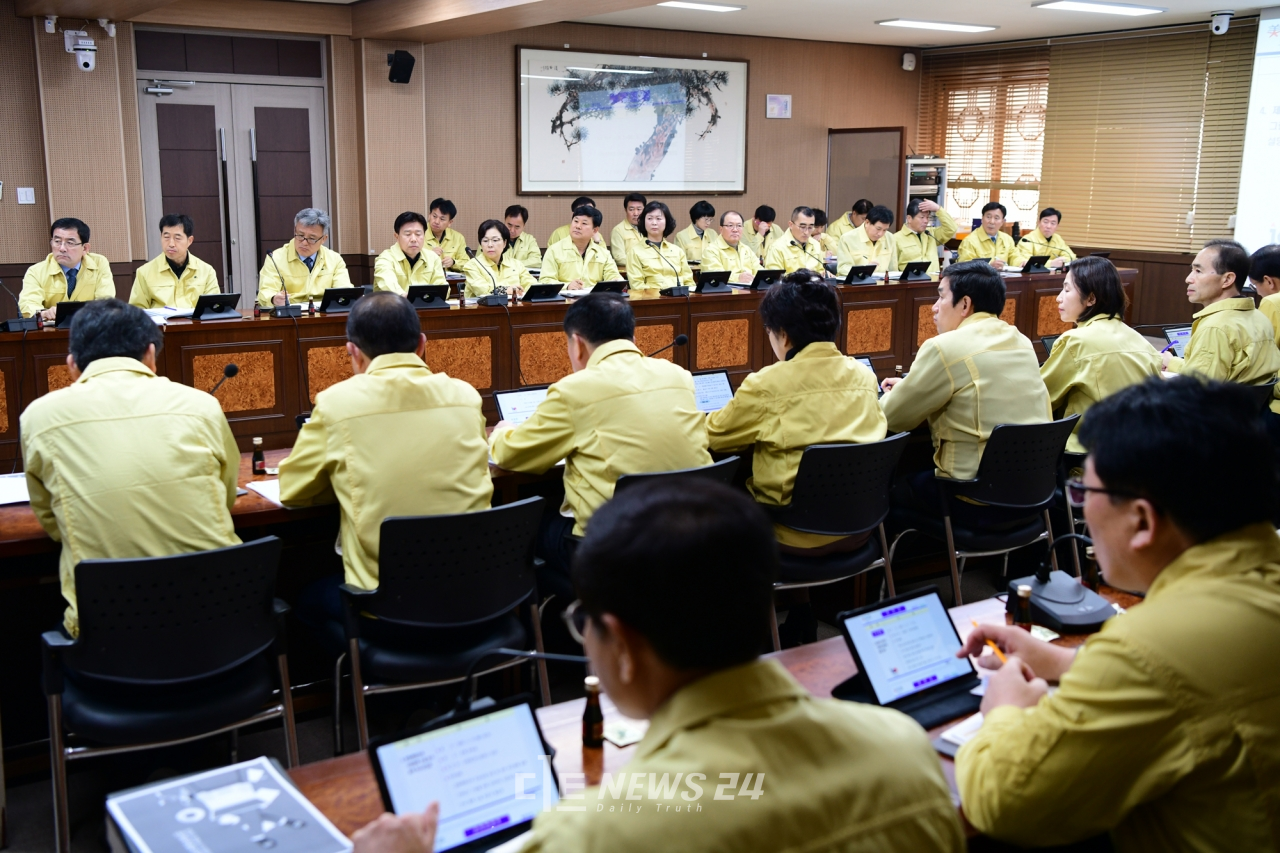 김석환 홍성군수와 간부 공무원이 12일 코로나19로 어려움을 겪는 도민의 고통을 나누기 위해 긴급재난지원금을 기부하기로 했다.  