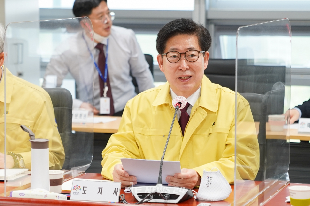 양승조 충남지사가 19일 도청 중회의실에서 실국원장 회의를 열고 있다.