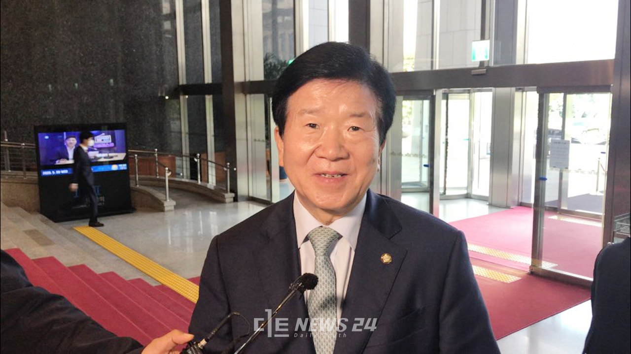박병석 더불어민주당 의원이 20일 오후 민주당 의원총회 입장에 앞서 “국민의 신뢰를 받는 품격 있는 국회, 일하는 국회를 만들기 위해 노력하겠다”고 전반기 의장 추대에 대한 입장을 밝혔다.