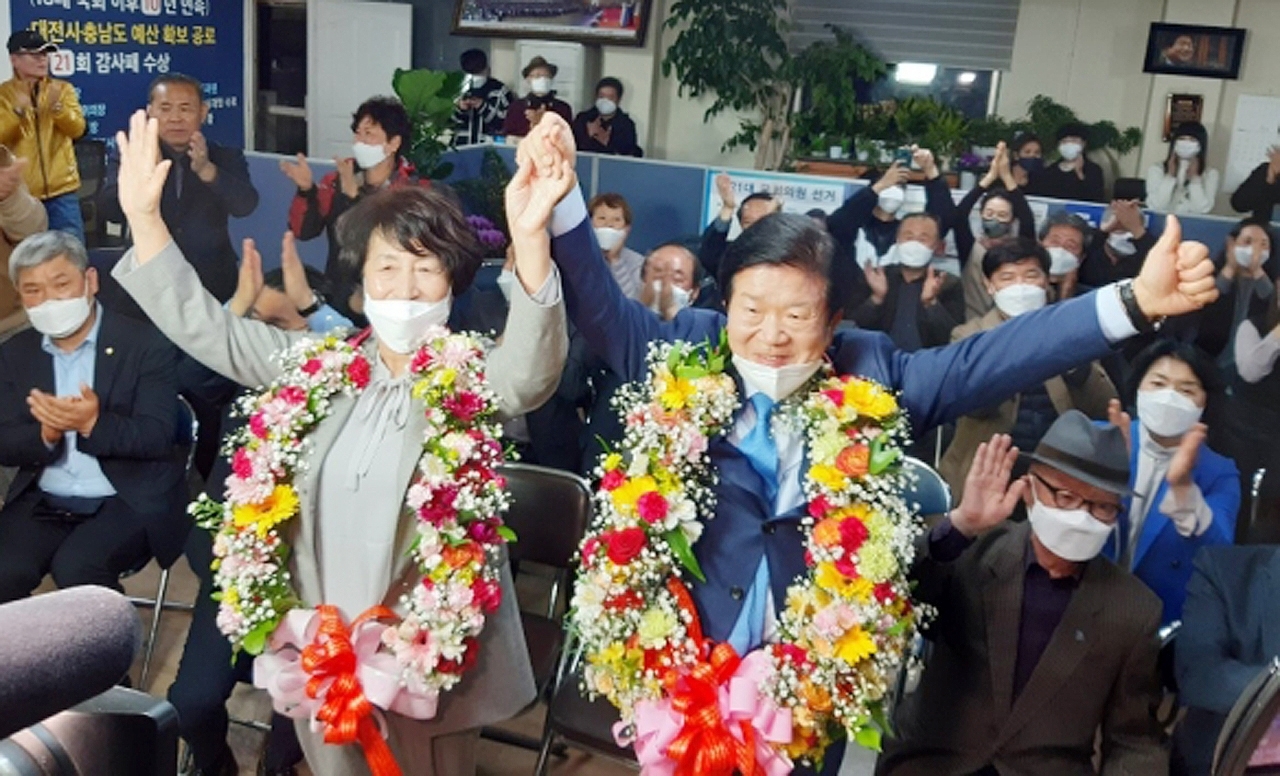 4‧15총선에서 내리 6선에 성공한 박병석 의원이 부인과 함께 손을 들고 지지자들 박수에 화답하고 있다.