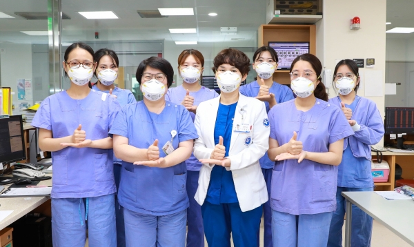 충남대학교병원 감영내과 김연숙 교수가 국가지정격리병동 간호사들과 함께 ‘덕분에 챌린지’ 캠페인에 참여했다.