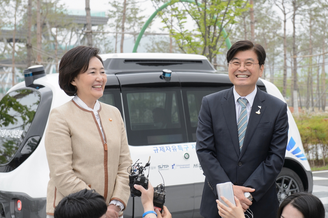 박영선 중기부 장관(왼쪽)과 이춘희 세종시장(오른쪽)이 25일 세종중앙공원 자율주행 실증 차량 앞에서 규제자유특구에 대해 이야기하고 있다.