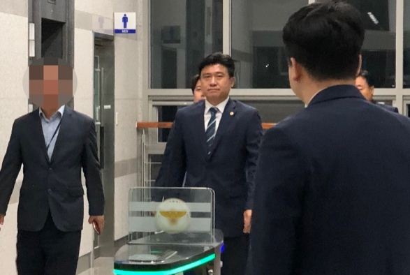 대전시티즌 선수선발을 위한 공개테스트 과정에서 발생한 문제로 인해 기소된 김종천 대전시의회 의장 등에 대한 재판에 12명의 증인이 채택됐다. 사진은 김 의장이 지난해 경찰에 소환돼 조사를 받고 나오는 모습.