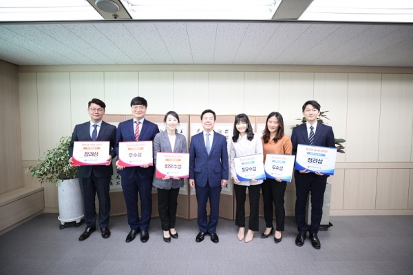 (왼쪽부터) 김태환, 심준석, 박지혜, 한재연 청장, 김은경, 신상수, 추원득 조사관