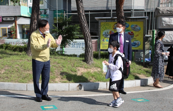 사진=설동호 대전교육감이 27일 대전 문화초를 찾아, 등교하는 학생들을 응원했다.