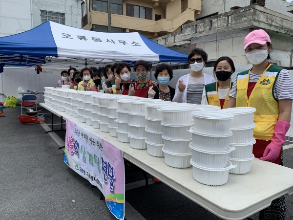 대전 중구 오류동행정복지센터는 28일 자원봉사협의회 주관으로 홀몸어르신 등 250여명에게 삼계탕을 만들어 전달했다.
