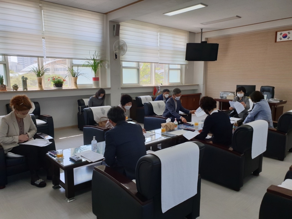 서산교육지원청은 지난달 29일 부춘초등학교에서 1군 학교장들과 코로나19 대응 학사운영방안을 논의했다.