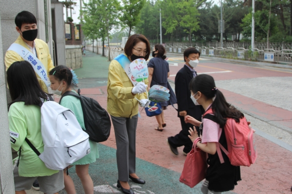 논산계룡교육지원청의 안전등교 캠페인 장면.