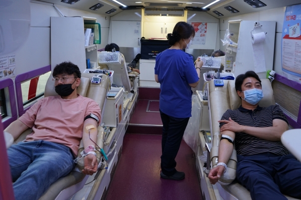 CNCITY에너지 임직원들이 4일 코로나19 위기극복을 위한 `생명나눔 헌혈운동`에 동참했다.