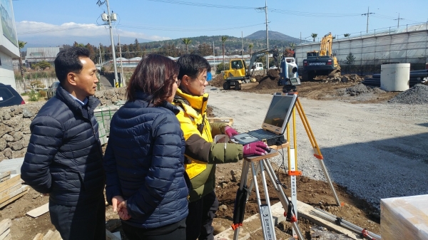 지난 3월 구즉동 일원에서 한국국토정보공사 직원들이 지적측량을 실시하고 있다.