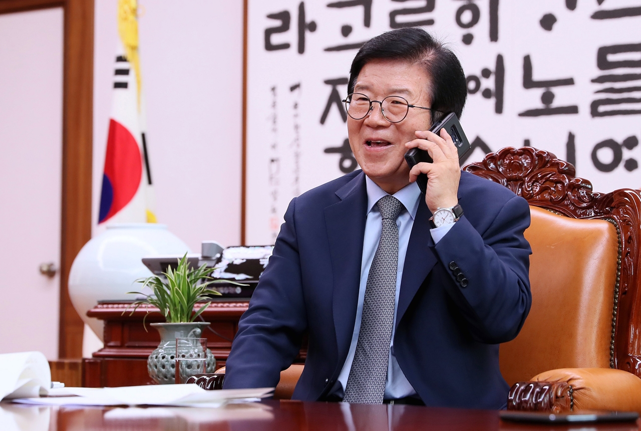 박병석 국회의장은 8일 문재인 대통령으로부터 취임 축하 통화를 받고 “야당과 최대한 소통하지만 국회법 정신에 따라 국회를 운영할 것”이라고 밝혔다. 국회의장실 제공