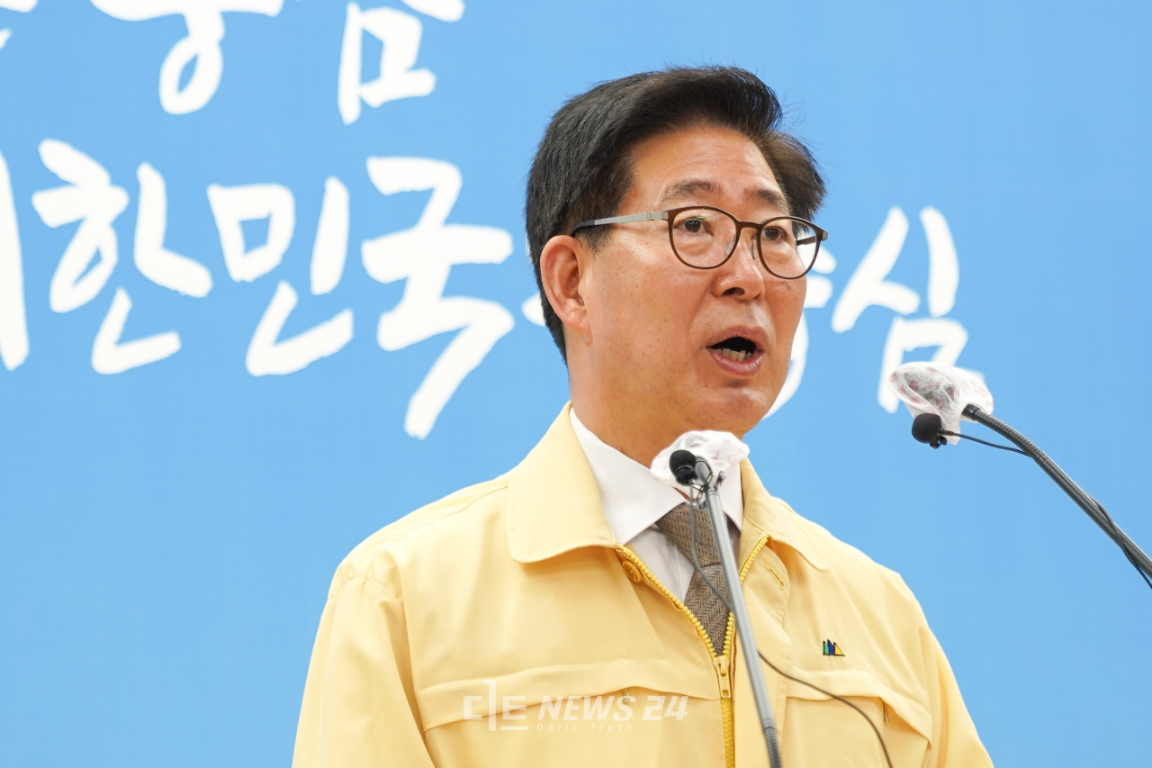 양승조 충남지사가 9일 도청 프레스센터서 기자회견을 열고 정부의 수도권 규제완화 움직임에 강하게 반발했다.