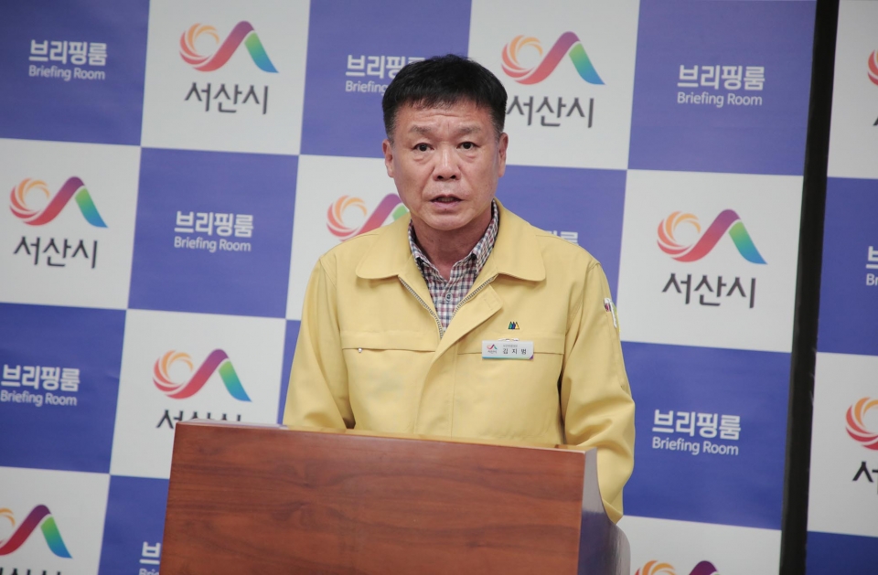 김지범 보건위생과장이 10일 서산시청 브리핑룸에서 하절기방역활동계획을 설명하고 있다.