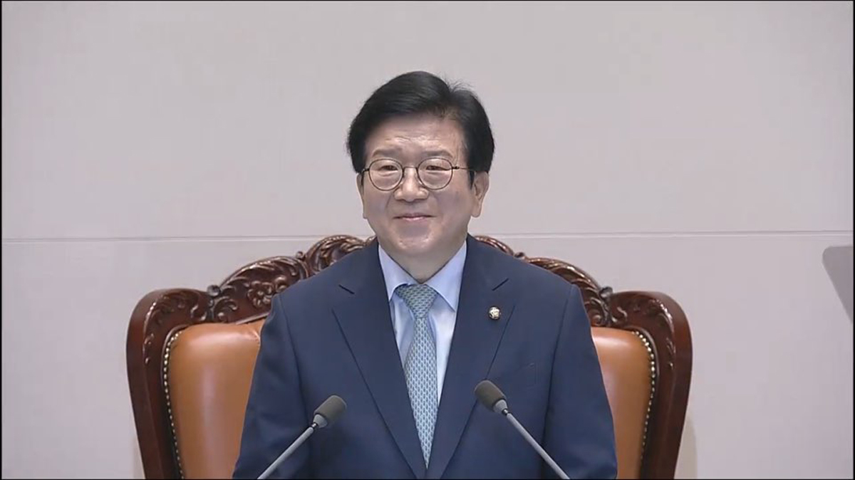 박병석 국회의장이 12일 열린 본회의에서 원구성 협상에 진통을 겪고 있는 여야에 “오는 15일 국회 상임위원장 선출의 건을 반드시 처리 하겠다”고 최종 통보했다. 국회 의사중계 영상 갈무리.