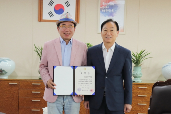 (왼쪽부터)맥키스컴퍼니 조웅래 회장, 설동호 대전시교육감.