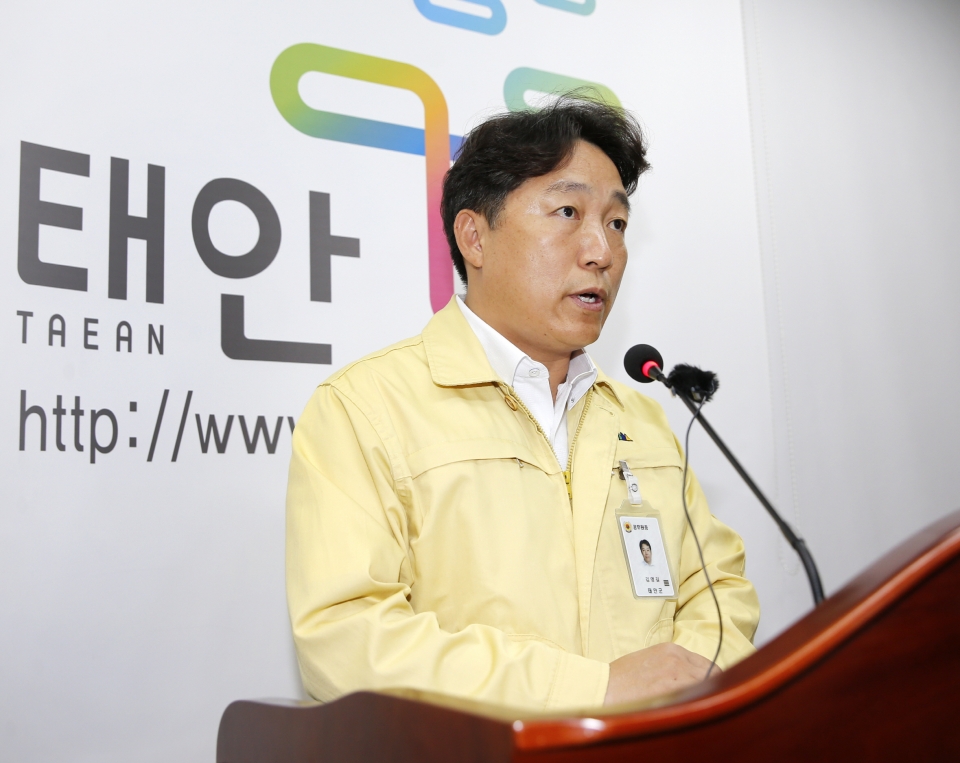 김영길 태안군 교육체육과장이 17일 브리핑을 통해 태안군 체육진흥에 관한 설명을 하고 있다.