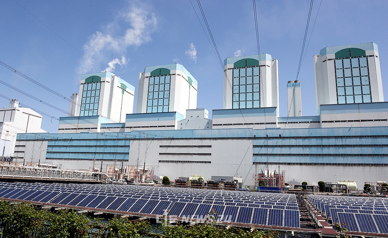충남에 위치한 석탄화력발전소 인근 영아가정에 공기청정기가 보급될 전망이다. 사진은 당진화력발전소 전경.