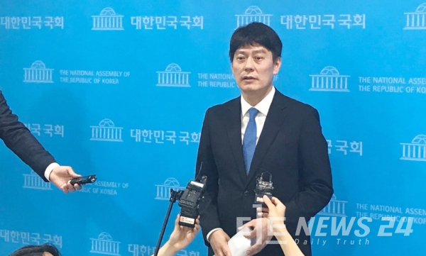 한민수 국회의장실 공보수석이 19일 오전 브리핑을 통해 "국회 정상화를 위해 하루 빨리 여야가 만나서 합의해야 한다는 게 박 의장의 입장"이라고 말했다. 