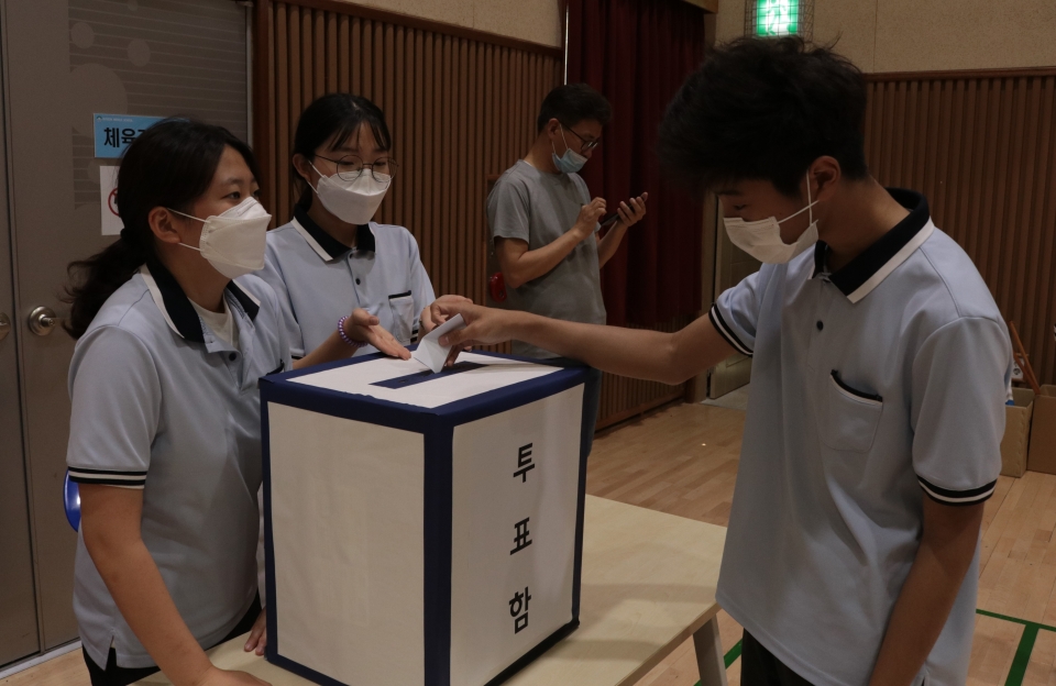 투표함에 투표용지를 넣고 있는 부석중학교 학생들.