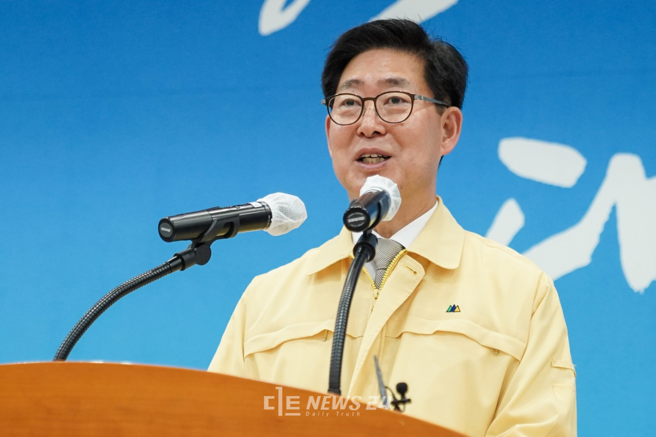 양승조 충남지사가 23일 도청 대회의실에서 취임 2주년 기념 기자회견을 갖고 있다.